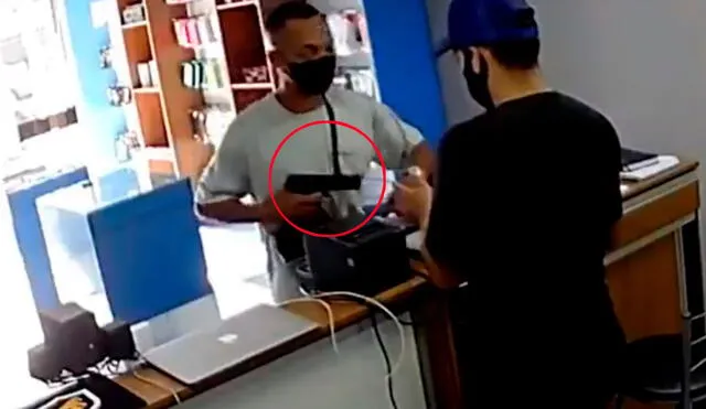 La Policía aclaró que el dueño de la tienda tiene su arma de fuego legalmente registrada. Foto: captura