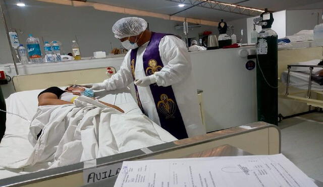 Padre llega a hospital para orar por pacientes COVID. Foto: Facebook.