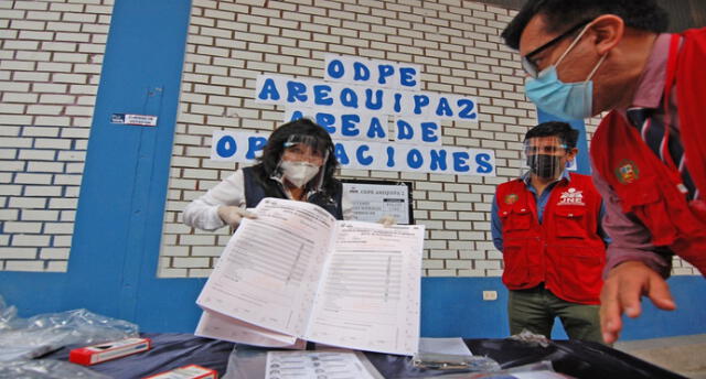 Terminado el acto, las cajas fueron lacradas y las autoridades presentes firmaron un acta. Foto: ODPE Arequipa