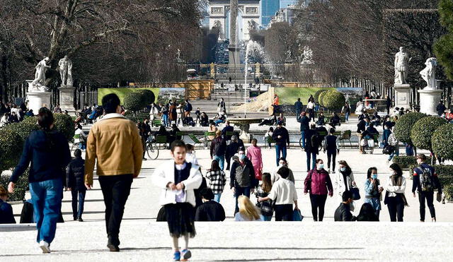 Jardin de Tuileries. Uno de los sitios públicos concurridos en la capital francesa. La cuarentena permite la circulación de ciudadanos.