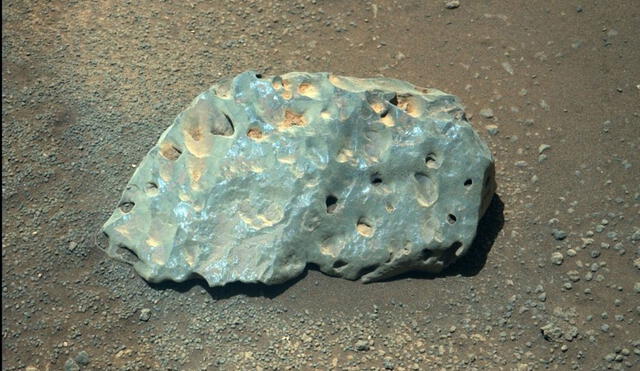 Roca de aspecto verdoso hallada en Marte por el rover Perseverance. Foto: NASA/ JPL-Caltech