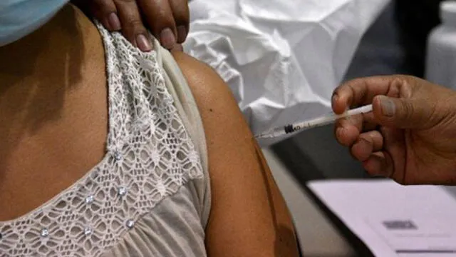 Una paciente recibe una inyección de la vacuna Sinopharm de China contra la nueva enfermedad del coronavirus, en un centro de salud en La Paz. Foto: AFP