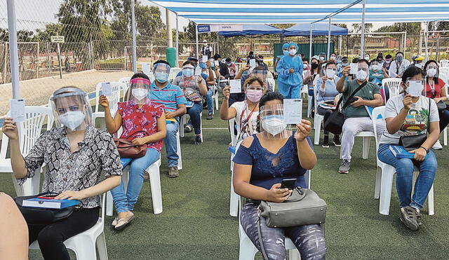 El dato. El 30 y 31 de marzo se inmunizó a cientos de psicólogos en Lima tras el acuerdo que tuvo el Minsa con los colegios profesionales. Muchos de ellos se vieron obligados a aceptar. Foto: difusión