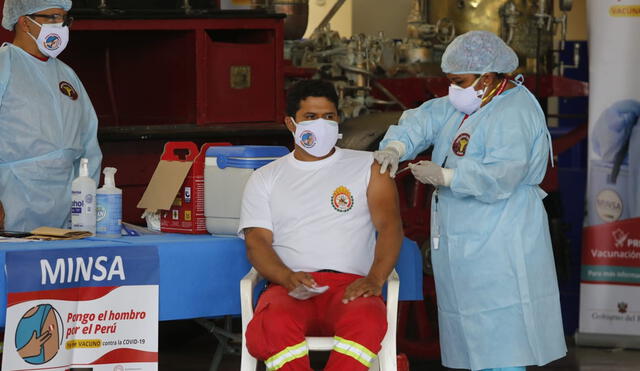 Jornada de vacunación de los Bomberos del Perú inició este sábado 23- Foto: Félix Contreras / La República