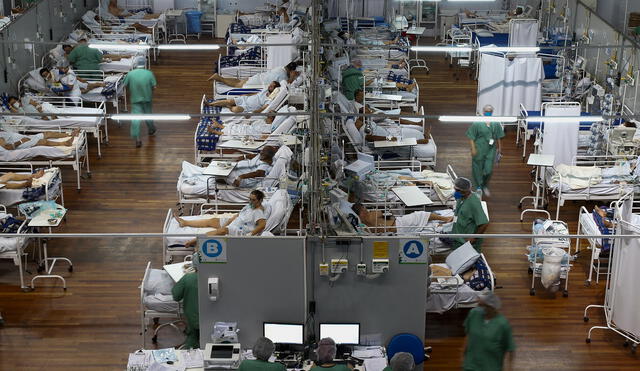 Los pacientes afectados por la COVID-19 permanecen en un hospital de campaña instalado en un gimnasio deportivo, en Santo Andre, estado de Sao Paulo, Brasil. Foto: AFP
