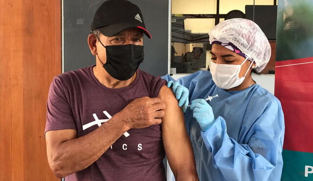 Héctor Chumpitaz recibió la primera dosis de la vacuna contra la COVID-19. Foto: Tito Chumpitaz