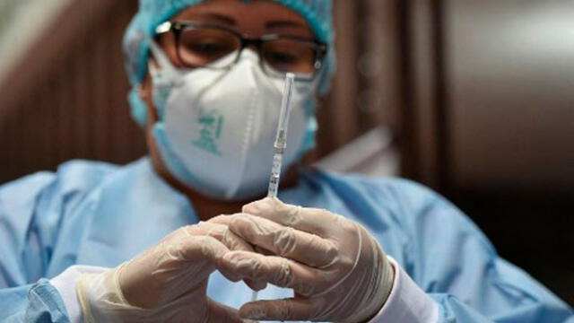 Una trabajadora de salud prepara una dosis de la vacuna CoronaVac, desarrollada por el laboratorio Sinovac de China, para inocular a personas contra la enfermedad del nuevo coronavirus. Foto: AFP