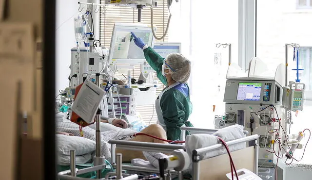Médico vigila a paciente COVID-19 con ventilador mecánico. Foto: EFE