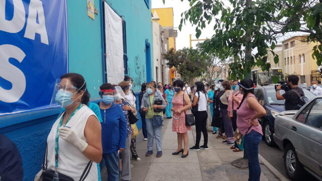 Trabajadoras esperan desde las 7 de la mañana en la sede del gremio, en Jesús María. Foto: Gianella Aguirre / URPI-GLR