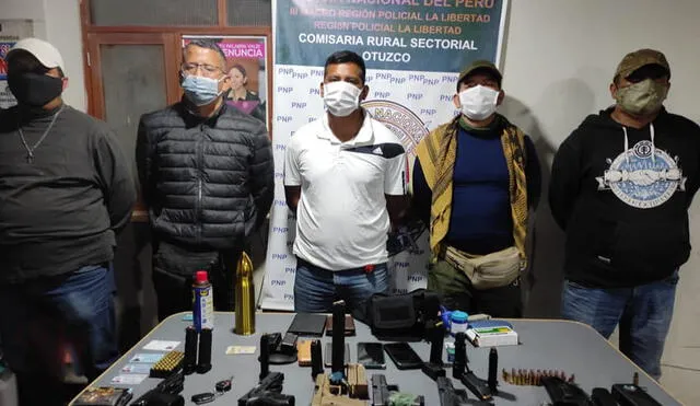 A los detenidos se les encontró 5 pistolas, con sus cacerinas y abundante munición. Foto: PNP