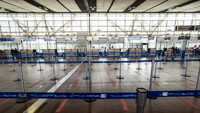 El aeropuerto Arturo Merino Benítez de la capital estará cerrado, durante un mes, para turistas, extranjeros residentes y chilenos. Foto: AFP