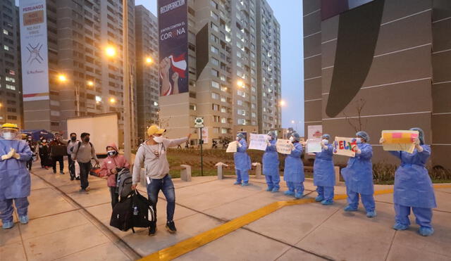 Pacientes recuperados salen de la Villa Panamericana y son despedidos por el personal médico. Foto: EsSalud