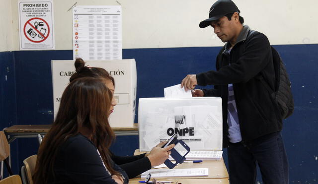 Peruano emite su voto en las elecciones del 2016 en mesa de sufragio instalada en Santiago de Chile. Foto: Elvis González / EFE