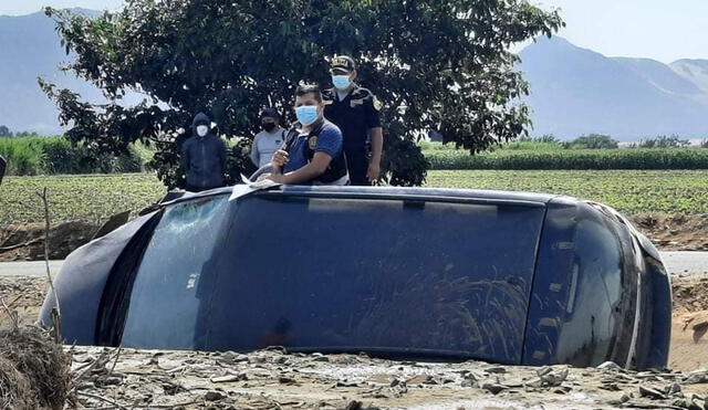 Automóvil quedó en un canal de regadío al costado de la carretera. Foto: Corresponsal de Virú