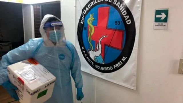 Trabajador de la Salud de Chile lleva una hielera que contiene dosis de la vacuna contra el coronavirus CoronaVac de Sinovac. Foto: AFP