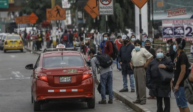 Personas optan por tomar taxi ante el paro. Foto: Aldair Mejía / La República