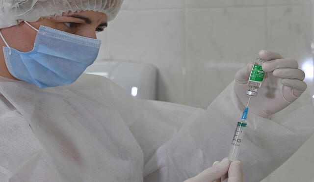 La vacuna de AstraZeneca contra la COVID-19 se sigue utilizando en varios países, incluida la India. Foto: AFP