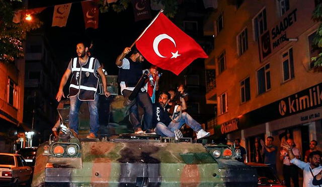 Fotografía del 15 de julio de 2016 muestra a ciudadanos turcos tomando las calles para reaccionar contra el golpe de Estado. Foto: Anadolu