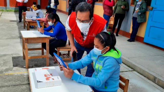 Auditores verifican entrega de tablets en colegios de Amazonas. Foto: Contraloría