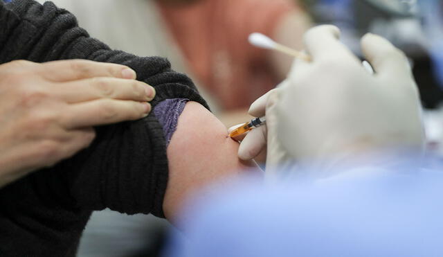 La OPS reiteró que continúa la misma crisis de vacunas contra la COVID-19. Foto: AFP