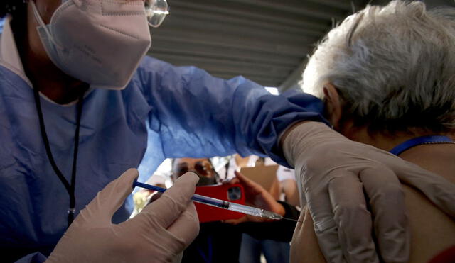 La vacunación en México comenzó el 24 de diciembre con el personal de salud que enfrenta la pandemia. Foto: AFP