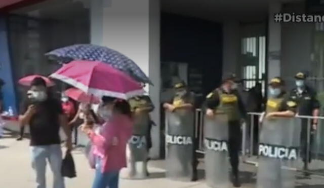 Policías cercaron el ingreso al vacunatorio. Foto: captura de Canal N