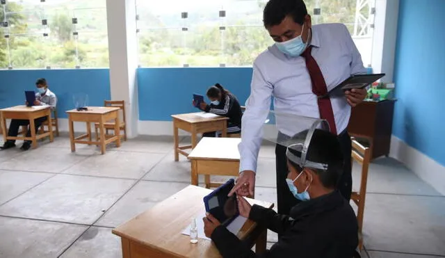 Solo algunos colegios de zonas rurales podrán tener clases presenciales. Foto: Andina