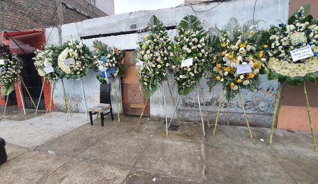 Los arreglos florales indicaban dónde se estaba celebrando el velorio, que también tuvo música en vivo. Foto: María Pía Ponce/ URPI-GLR