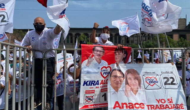 Militantes de Somos Perú arengaron a exteriores del Legislativo: “Vizcarra corazón, abajo el Congreso golpista y corrupto”. Foto: Raúl Egúsquiza/URPI-GLR