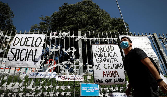 Carteles con los nombres de personas fallecidas por coronavirus en Paraguay durante una protesta en Asunción el miércoles 7 de abril. Foto: EFE
