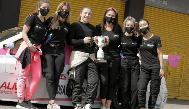Vitarti Girl’s Team, equipo de automovilismo argentino de mujeres, muestra el trofeo de la competencia. Foto: Twitter / Vitarti Girl's Team