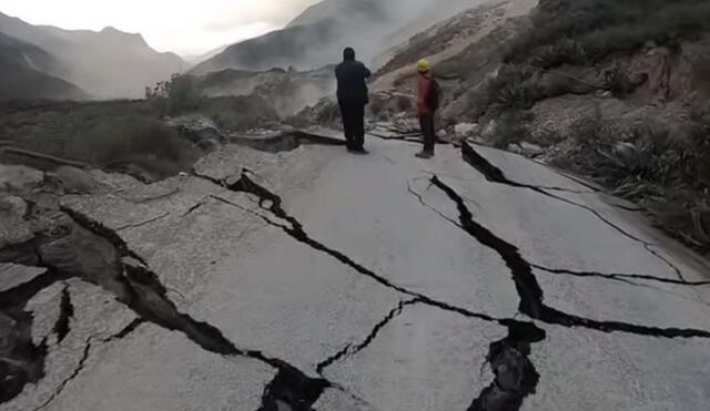 La empresa concesionaria de la vía comunicó que recién podrá intervenir cuando se detenga el deslizamiento. Foto: Sucesos Huari