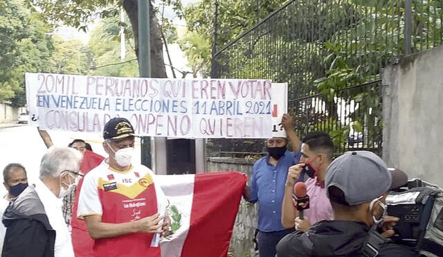 Indignados. Compatriotas llegaron hasta la sede consular en Caracas para reclamar. Foto: difusión