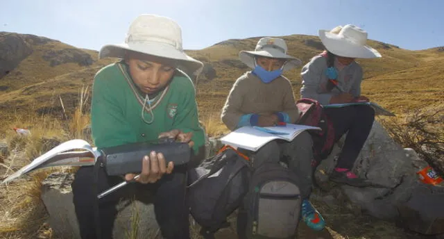 En algunas localidades de Puno, los etudiantes deben subir a cerros para poder captar señal de televisión o radio. Foto: La República.