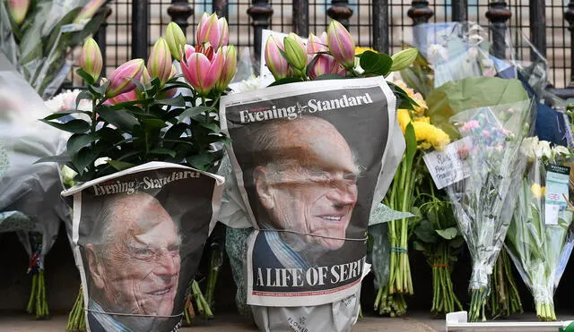 Los tributos florales se muestran en las puertas del Palacio de Buckingham este viernes 9 de abril. Foto: AFP