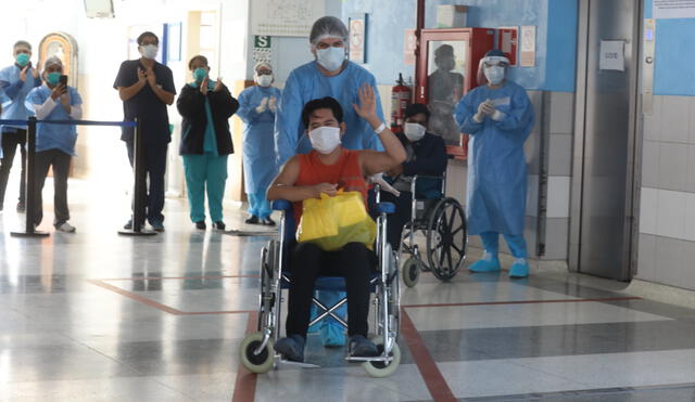 Joven se despide del Hospital San Isidro Labrador tras ser dado de alta. Foto: EsSalud