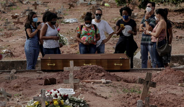 Brasil es el segundo país con más muertes a causa de la COVID-19 en todo el mundo.  En la imagen, víctima es enterrada por familiares en un cementerio de Río de Janeiro. Foto: EFE