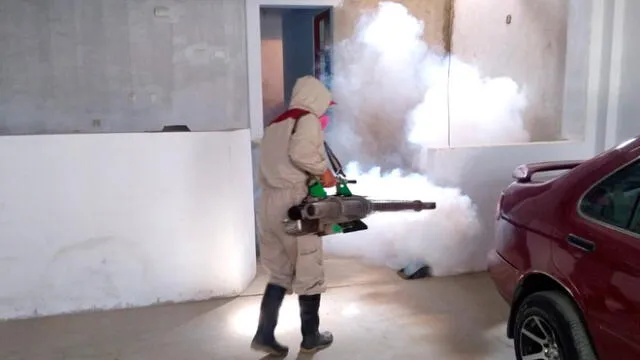 Fumigan viviendas en Ferreñafe para prevenir el dengue. Foto: Geresa
