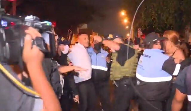 Policías y miembros del Serenazgo fueron agredidos durante la intervención. Foto: captura América TV