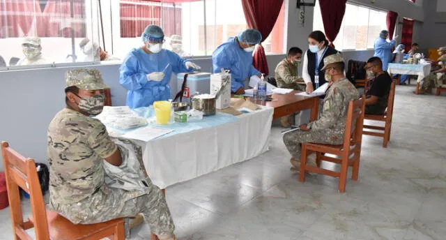 Brigadas se encargaron de inmunizar a los integrantes del Ejército Peruano en Tacna. Foto: Diresa Tacna.