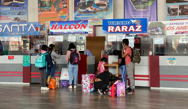 Personas viajan desde temprano para llegar a sus destinos. Foto: Raúl Egusquiza / URPI-GLR