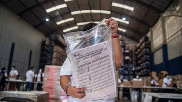 Trabajadores de la Oficina Nacional de Procesos Electorales (ONPE) de Perú preparan material electoral en Lima, previo a las elecciones presidenciales y generales que se llevarán a cabo el 11 de abril. Foto: AFP