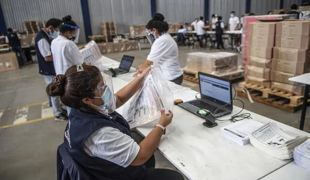 Casi 900.000 ciudadanos peruanos votan en el extranjero, según las autoridades. Foto: AFP/refrencial