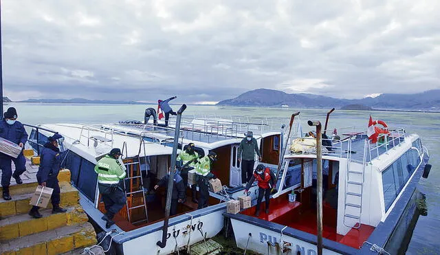 A todo el país. Agentes de la Policía y la Marina resguardan el embarque de material electoral a las islas Amantani y Taquile, ubicadas en el lago Titicaca de Puno. Foto: Juan Carlos Cisneros/La República