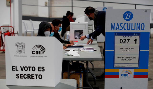 Ciudadanos ecuatorianos votan en el recinto de la Fira de Barcelona, en la segunda vuelta de las elecciones presidenciales de su país. Foto: EFE
