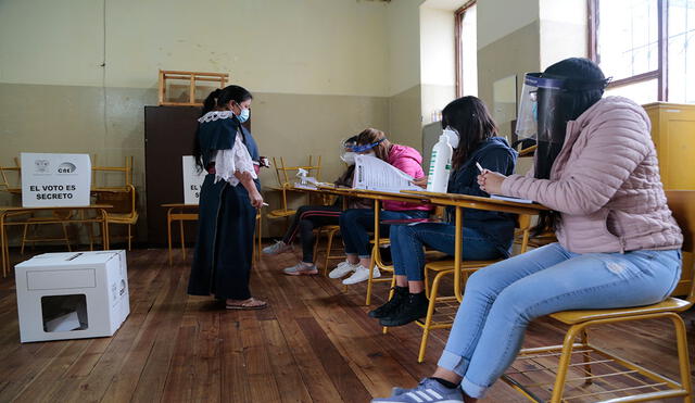 Una mujer indígena votó en las elecciones presidenciales en Quito, donde se ha reportado una jornada con suma normalidad hasta ahora, así como en todo Ecuador. Foto: EFE