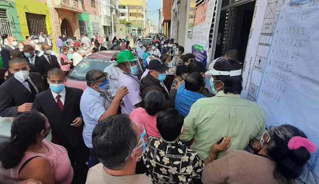 Esto provoca aglomeraciones en los exteriores del local de votación. Foto: Sandro Chambergo