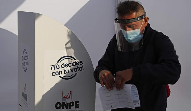 Más de 25 millones de peruanos acudieron desde primeras horas a las urnas. Foto: EFE