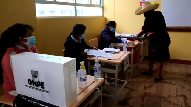 En Cutervo, campesinos acudieron a sufragar a sus locales de votación. Foto: Radio Ilucán