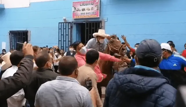 Pedro Castillo estuvo acompañado de decenas de seguidores en el trayecto a su local de votación. Foto: Captura de vídeo